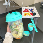 Taza de ensalada de desayuno con tapa de